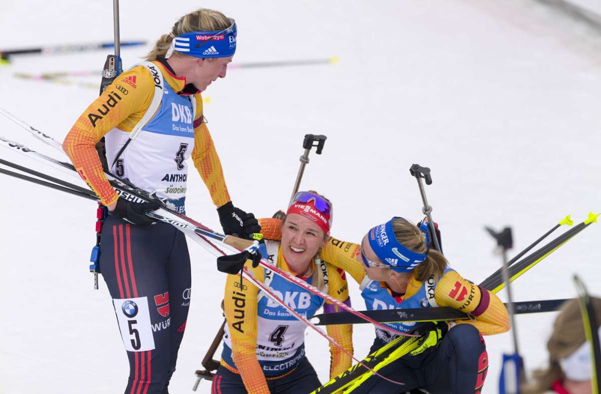 Einen Tag später gewinnt Vanessa Hinz (Mitte) beim Massenstart der Frauen eine Silbermedaille. Vorläufig ist das die letzte Platzierung auf einer Siegertreppe der deutschen Biathleten.