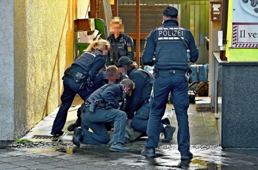 Ermittler nehmen den Tatverdächtigen am Wilhelm-Geiger-Platz  fest. Foto: KS-Images/Schmalz