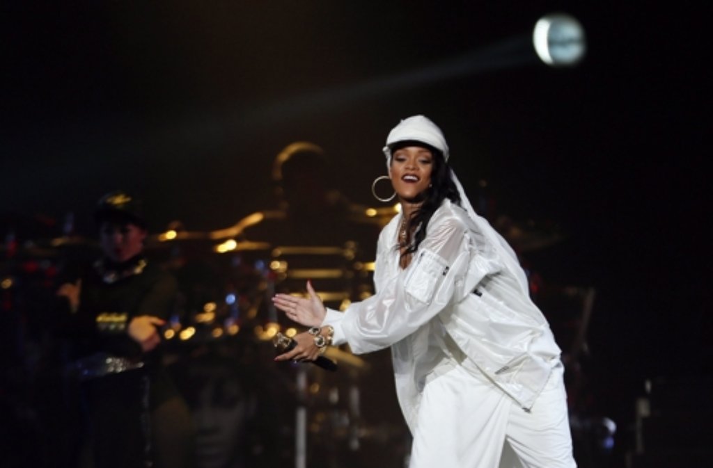 Beim Konzert in Abu Dhabi gabs an Rihannas Outfit nichts auszusetzen: Für ihre Verhältnisse war die Sängerin richtig dick eingepackt.
