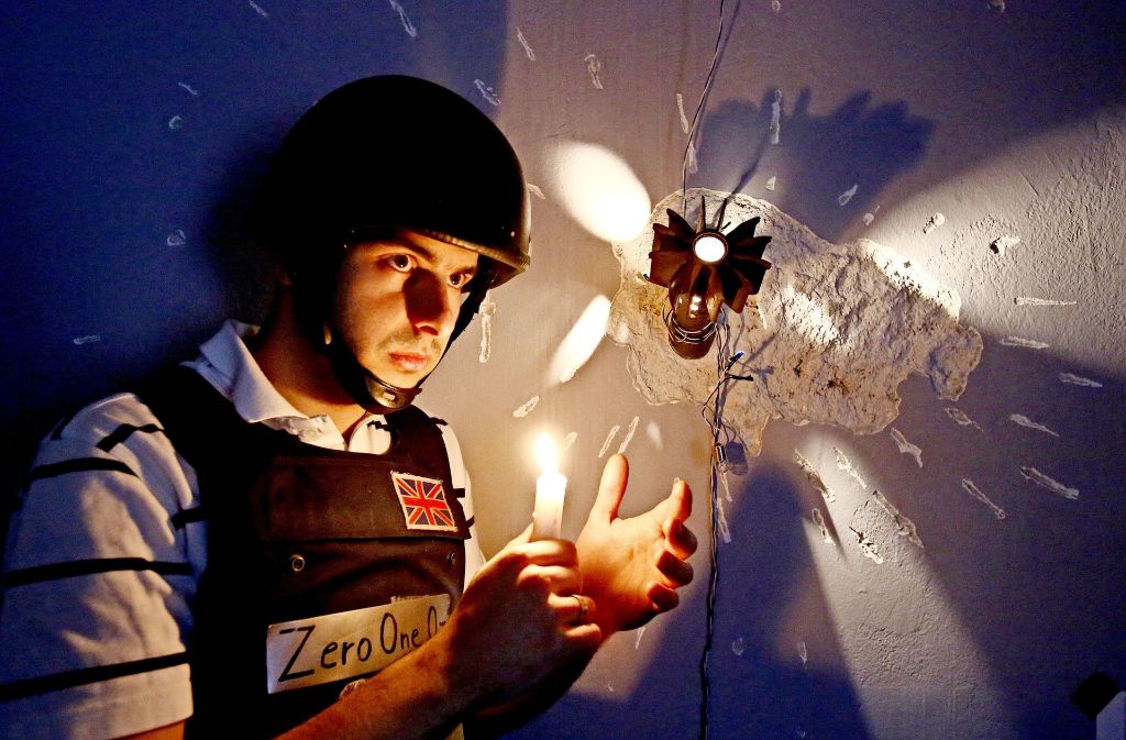 Hier sieht’s aus wie im Krieg: Der Besitzer des Kriegshostels Arijan Kurbasic steht mit einer Kerze in einem der Hostelzimmer. Foto: AP