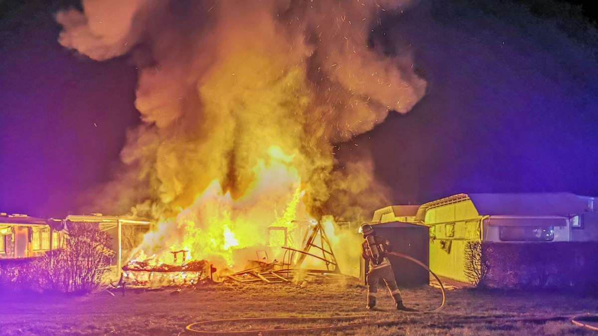Wohnwagenbrand bei Sinsheim: Unbekannter Leichnam gefunden