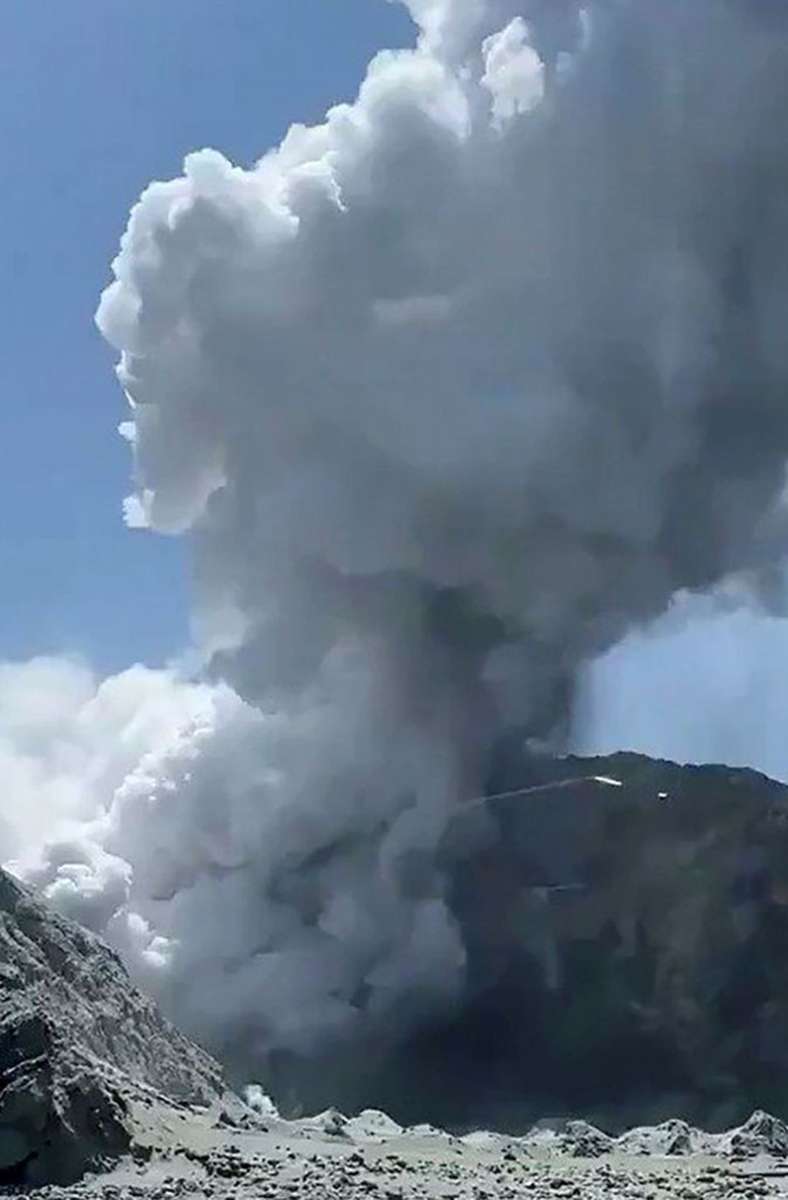 Dieses von dem Augenzeugen Michael Schade am 10. Dezember 2019 zur Verfügung gestellte Videostandbild zeigt den Ausbruch des Vulkans auf White Island.