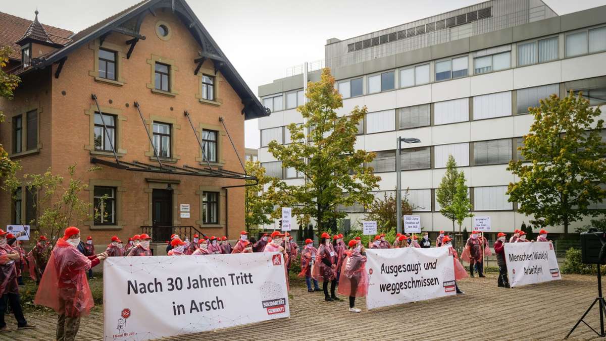  Die Beschäftigten von Honeywell in Schönaich gehen auf die Barrikaden. Bei einer Kundgebung demonstrieren sie gegen die Schließung des Standorts in der Böblinger Straße. Unterstützt werden sie von Andreas Stoch, dem Landesvorsitzenden der SPD. 