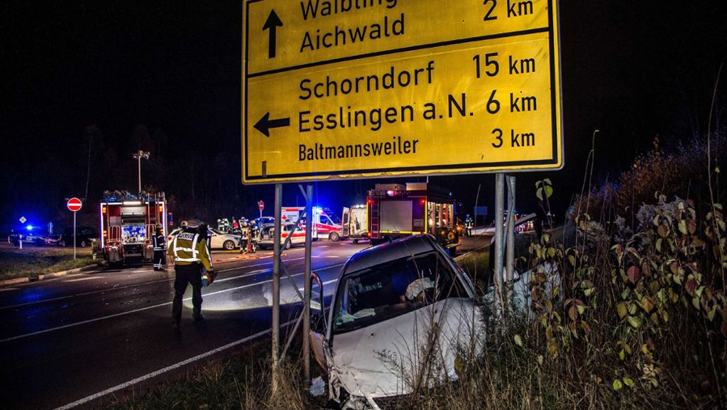 Unfall bei Plochingen: Auf Verkehrsinsel geschleudert