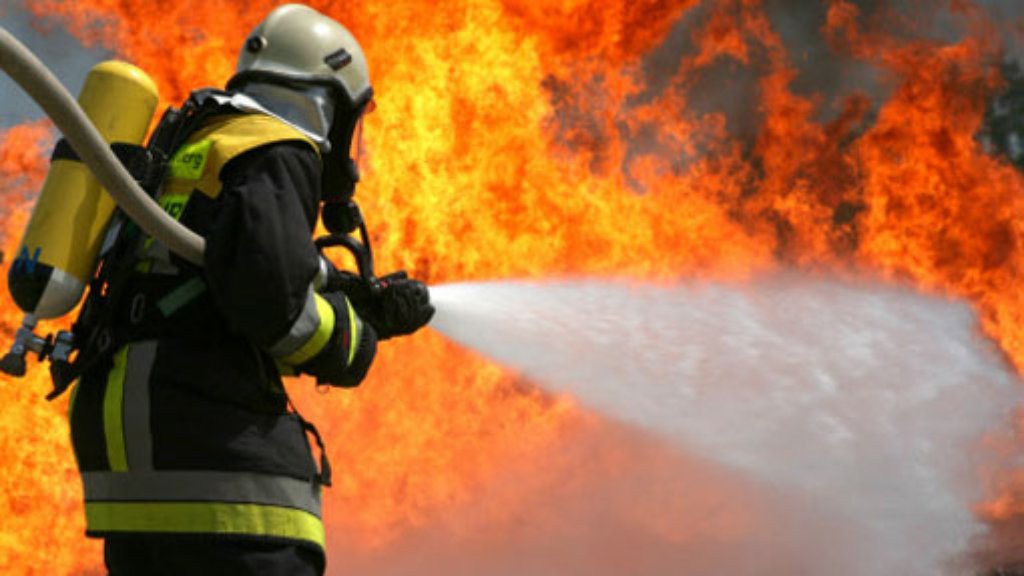  Am Dienstagabend muss die Feuerwehr zum Brand einer Lagerhalle in Waiblingen ausrücken. Kurzzeitig herrscht Explosionsgefahr, der Schaden beläuft sich auf rund 200.000 Euro - weitere Meldungen der Polizei aus der Region Stuttgart. 