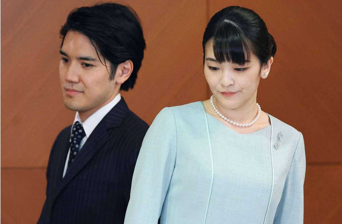 Nach der Hochzeit beantworteten Prinzessin Mako, oder besser Frau Komuro, und ihr Mann Kei Komuro bei einer Pressekonferenz Fragen von Journalisten. Foto: imago images/Kyodo News