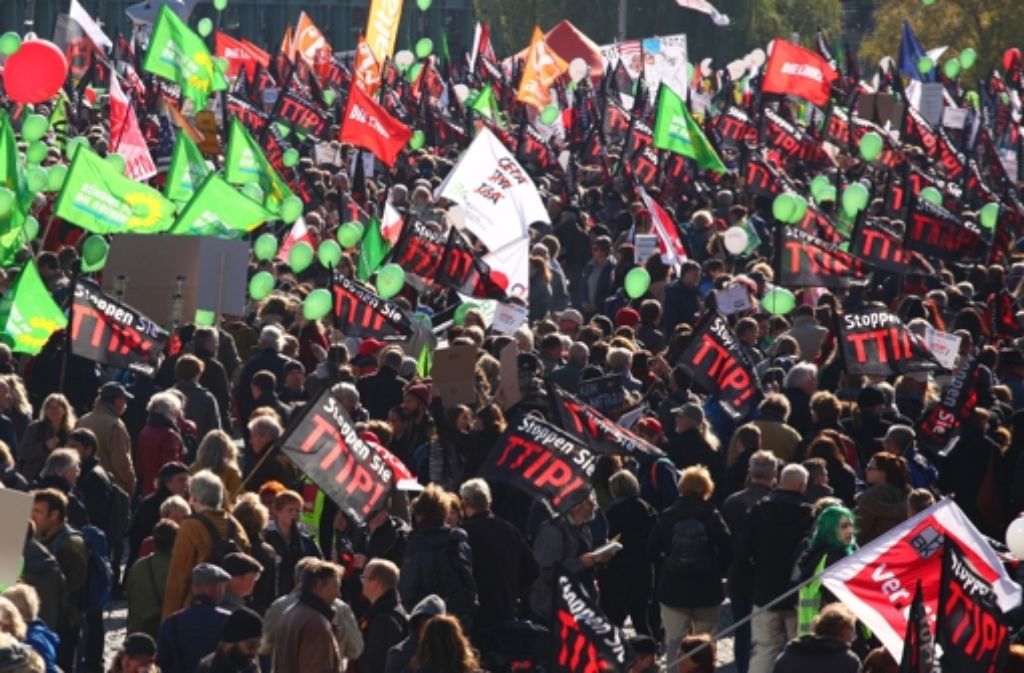 Zwischen 150 000 und 250 000 Menschen demonstrierten in Berlin gegen TTIP.