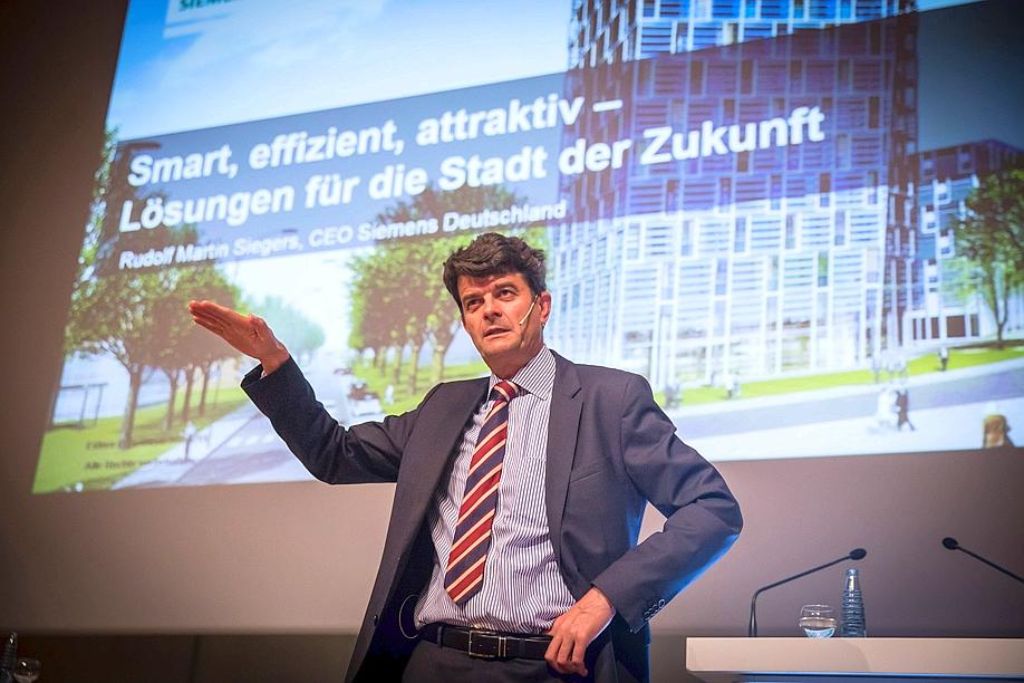 Der Siemens-CEO Rudolf Martin Siegers stellt "Lösungen für die Stadt der Zukunft" vor.