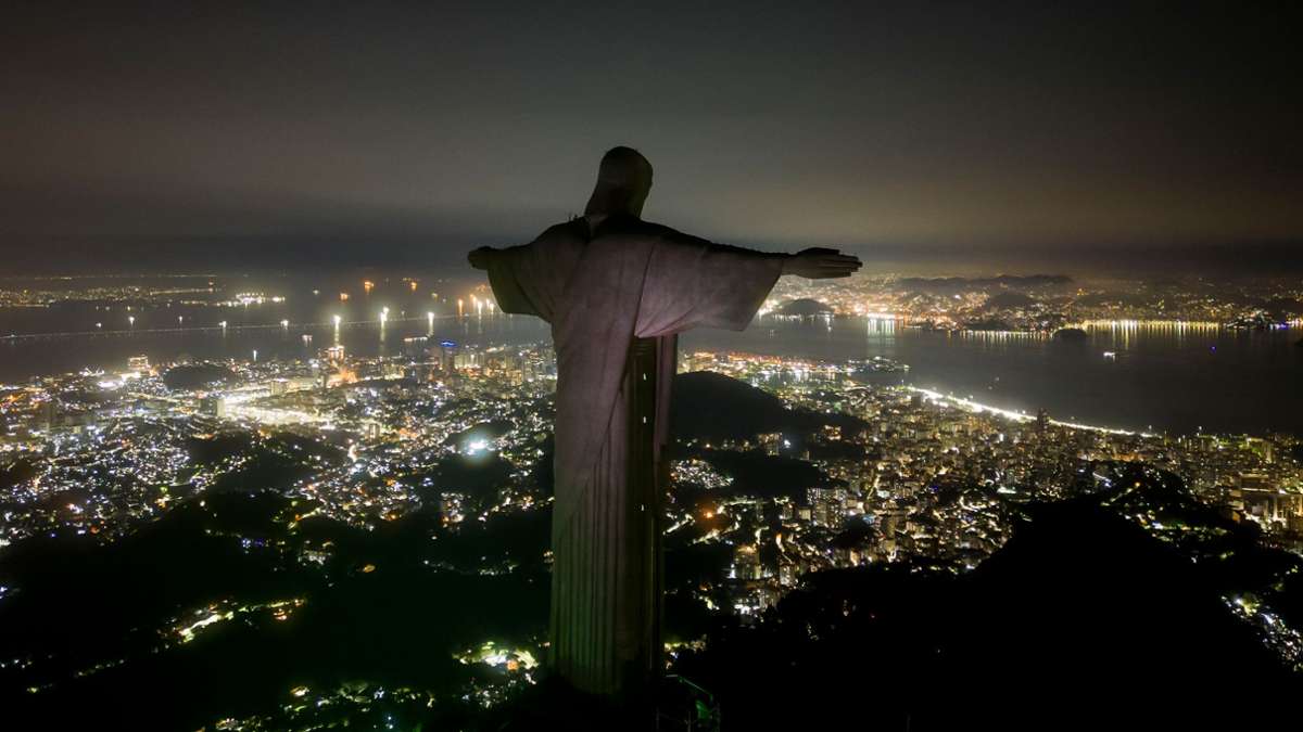 Die Christus-Erlöser-Statue in Rio de Janeiro, kurz bevor die Lichter, die sie beleuchten, ausgeschaltet werden (Archivbild).