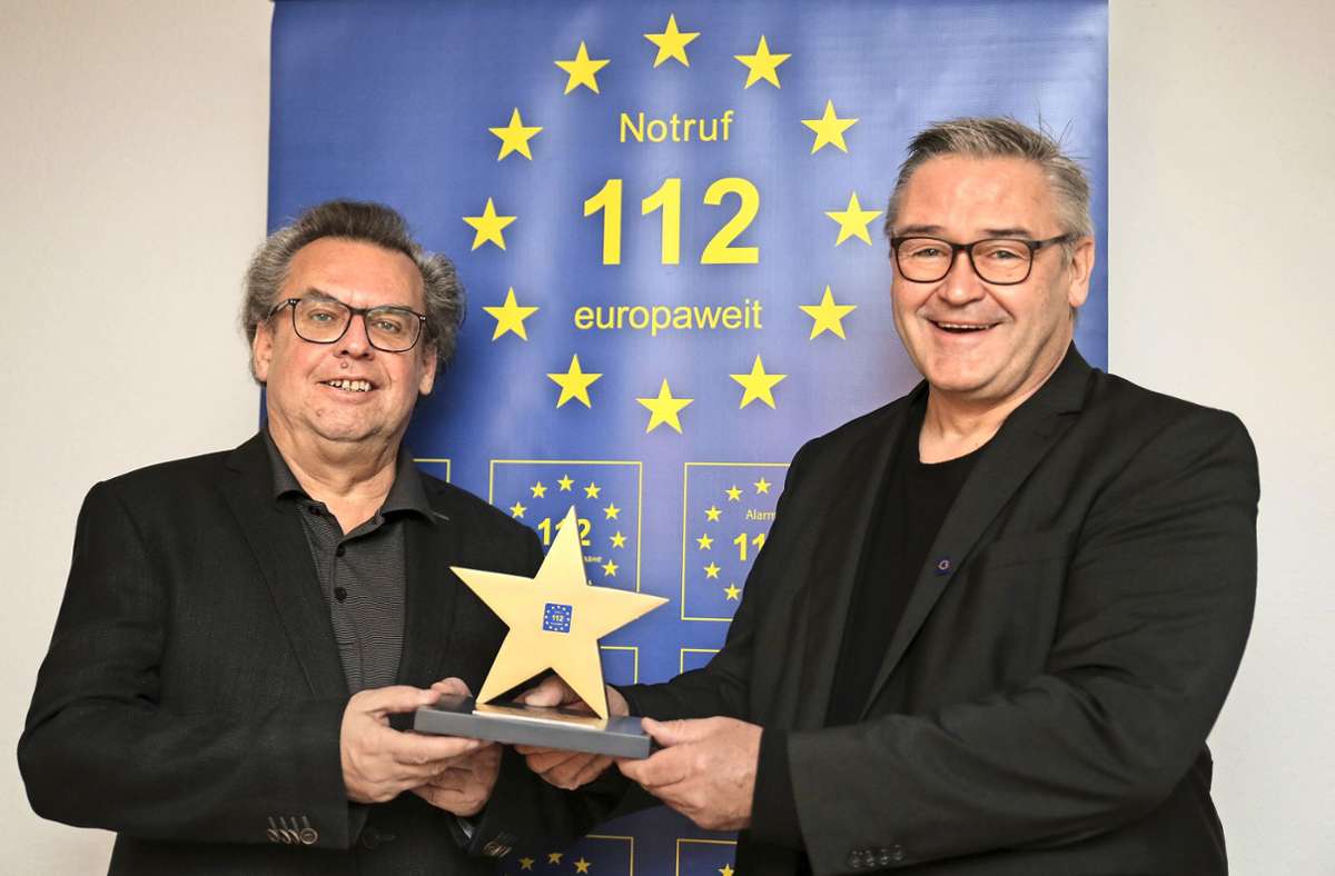 Joachim Spohn (links) nimmt für die Bürgerinitiative Rettungsdienst den „Goldenen Euronotruf-Stern“ entgegen, überreicht von Nils Bunjes vom Stuttgarter Europa Zentrum.