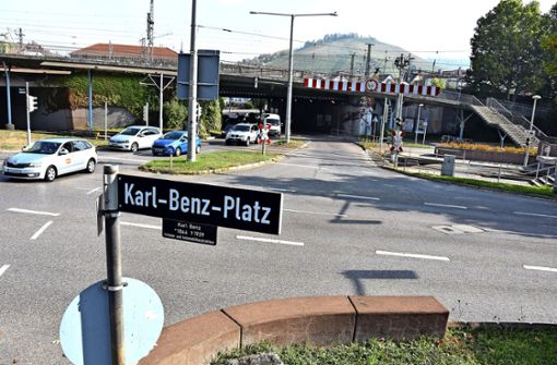 Die Bahn führt    im Kreuzungsbereich Arlberg-/Benzstraße Sondierungsbohrungen nach Fliegerbomben durch. Foto: Mathias Kuhn Foto:  