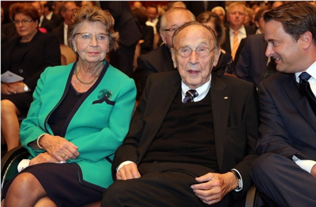 Hans-Dietrich Genscher (Mitte) hört den Ansprachen zu.