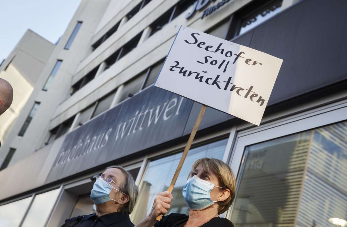 Innenminister Horst Seehofer steht wegen seiner Blockadehaltung zur Aufnahme von Flüchtlingen in der Kritik – die Demonstrantin hat deshalb eine klarer Forderung.