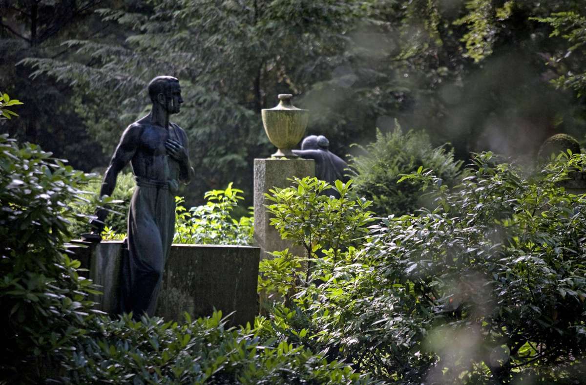 Für Schattensuchende ist der Stuttgarter Waldfriedhof ein geeigneter Ort. Die vielen Bäume sorgen dort für Abkühlung, während man sich die geschichtsträchtigen Denkmäler aus beiden Weltkriegen ansieht. Wer auf dem Weg zum Friedhof nicht schwitzen will, kann außerdem mit der historischen Zahnradbahn fahren.