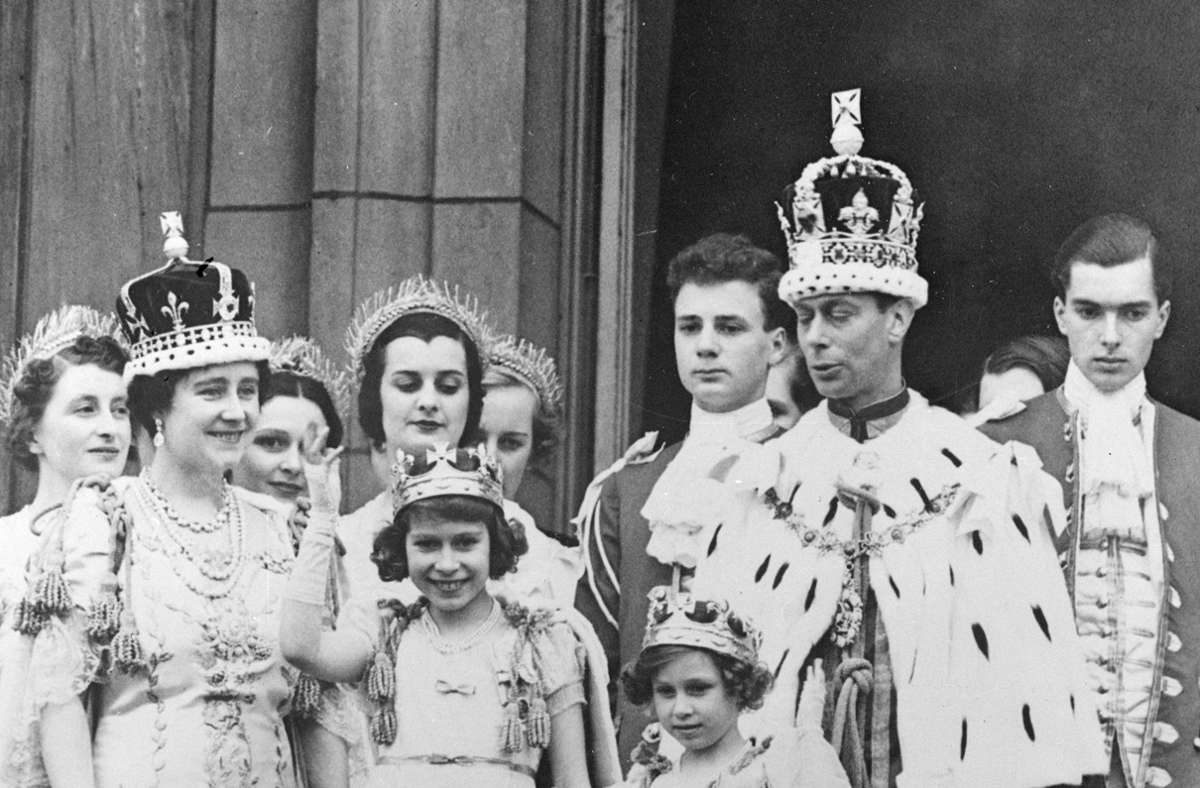 Als Elizabeth Bowes-Lyon, die Mutter der jetzt verstorbenen Queen, 1937 an der Seite ihres Mannes George VI. gekrönt wurde, ...