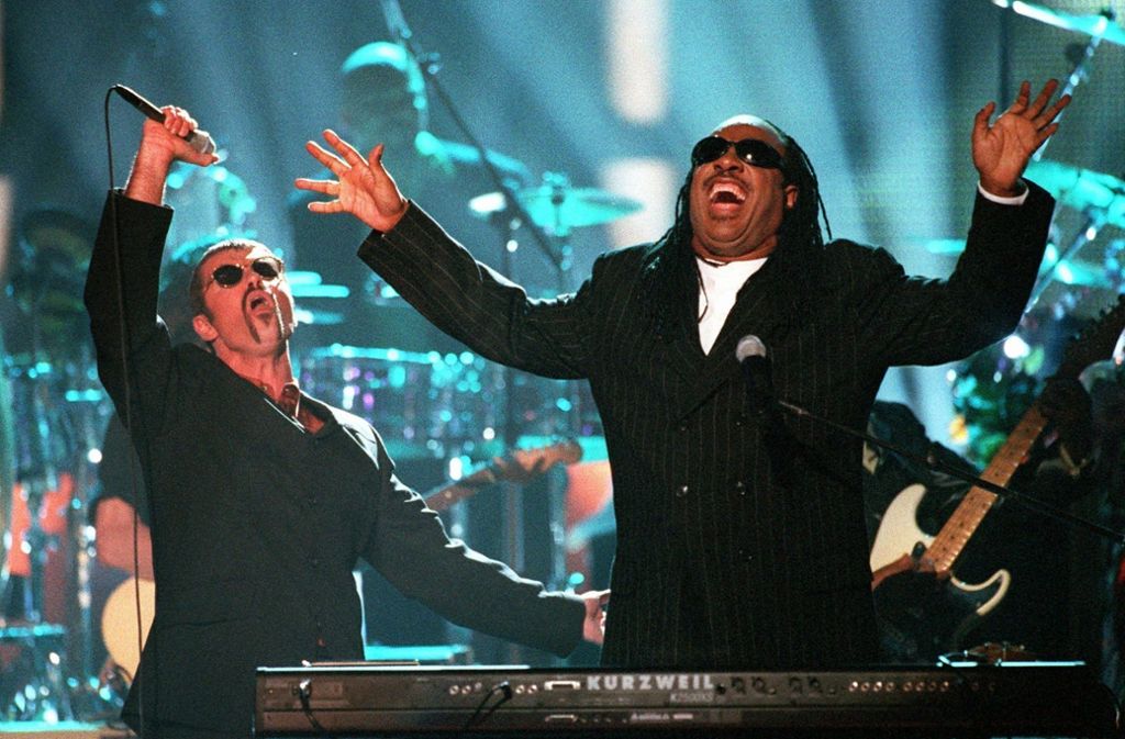 Das tat die US-Sängerin gemeinsam mit dem Soulsänger Stevie Wonder (hier rechts auf dem Foto, links der kürzlich verstorbene Sänger George Michael – das Bild stammt aus den 90er Jahren). Als Lied wählten sie passenderweise Wonders legendären Hit „Happy Birthday“.