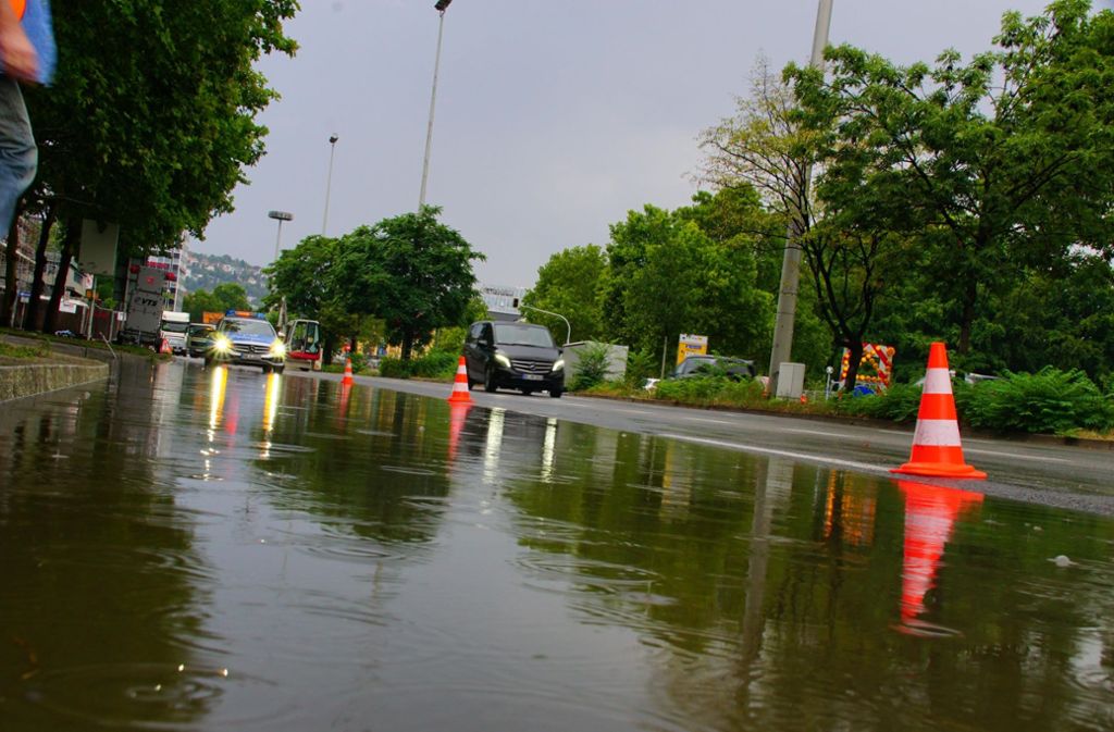 Eine Fahrspur der Konrad-Adenauer-Straße wurde überflutet und kurzzeitig abgesperrt.