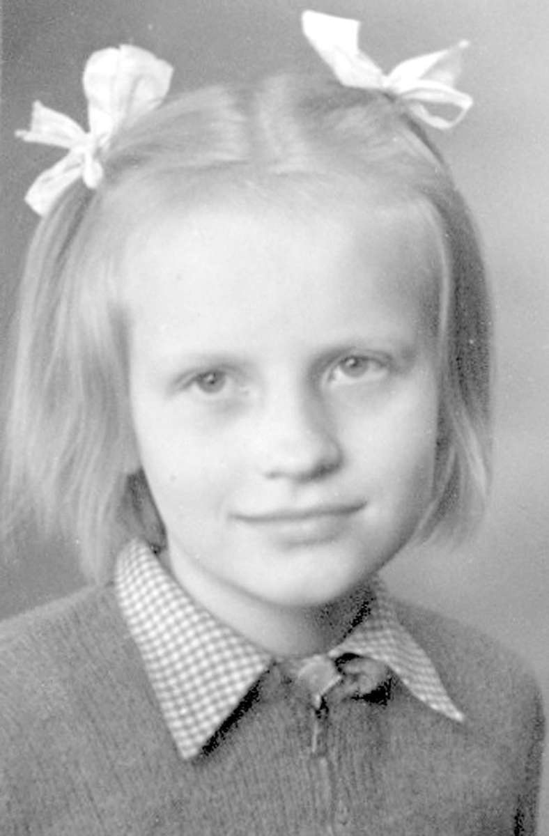 Als Astrid Lindgrens Tochter Karin mit einer Lungenentzündung krank im Bett lag, erzählte ihr die Mutter zum ersten Mal von Pippi Langstrumpf. Das war im dritten Kriegswinter, den Namen der starken Heldin hatte sich Karin selbst ausgedacht. So kam Geschichte zu Geschichte.