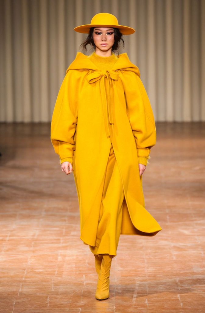 Auch der Designer Alberta Ferretti setzte auf den eigensinnigen Look der 60er und 70er Jahre und kleidet seine Mannequins mal komplett in einer Farbe,...