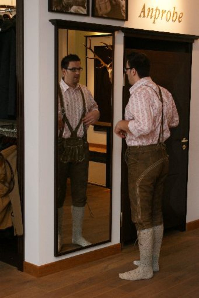 Aha! Ein Mann, ein Spiegel, eine Lederhose! So schaut’s doch ganz okay aus. Am Hintern ...