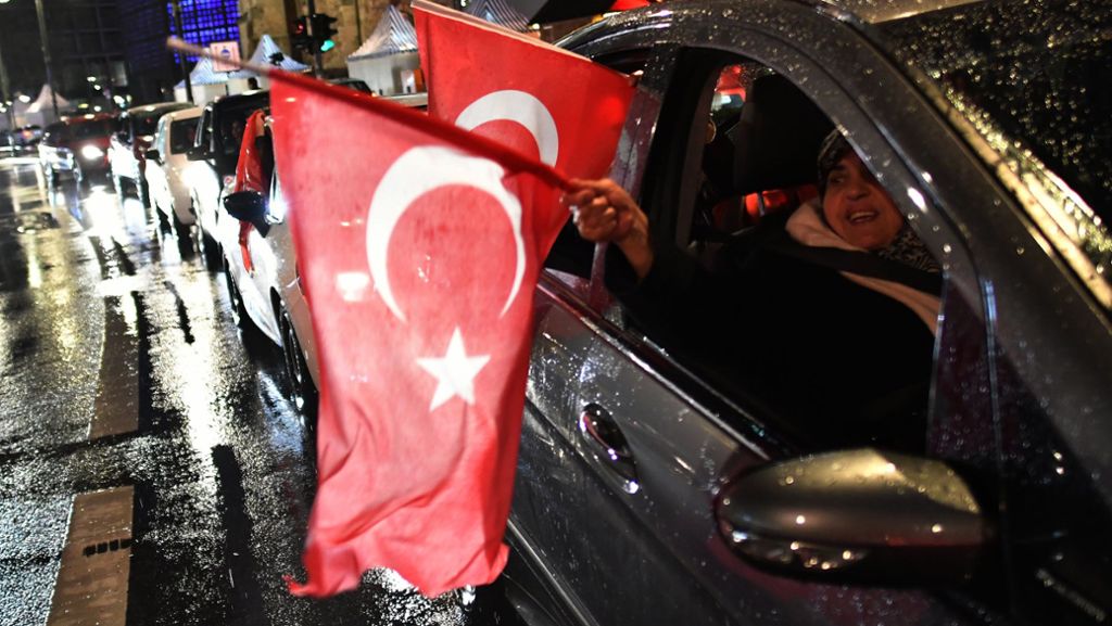  Die Auswertung des Referendums zeigt: Die türkische Gemeinde in Deutschland ist gespalten. Hunderttausende Deutsch-Türken haben Staatspräsident Erdogan zum Sieg verholfen. Das ist auch ein Armutszeugnis für alle Integrationsbemühungen, meint Matthias Schiermeyer. 
