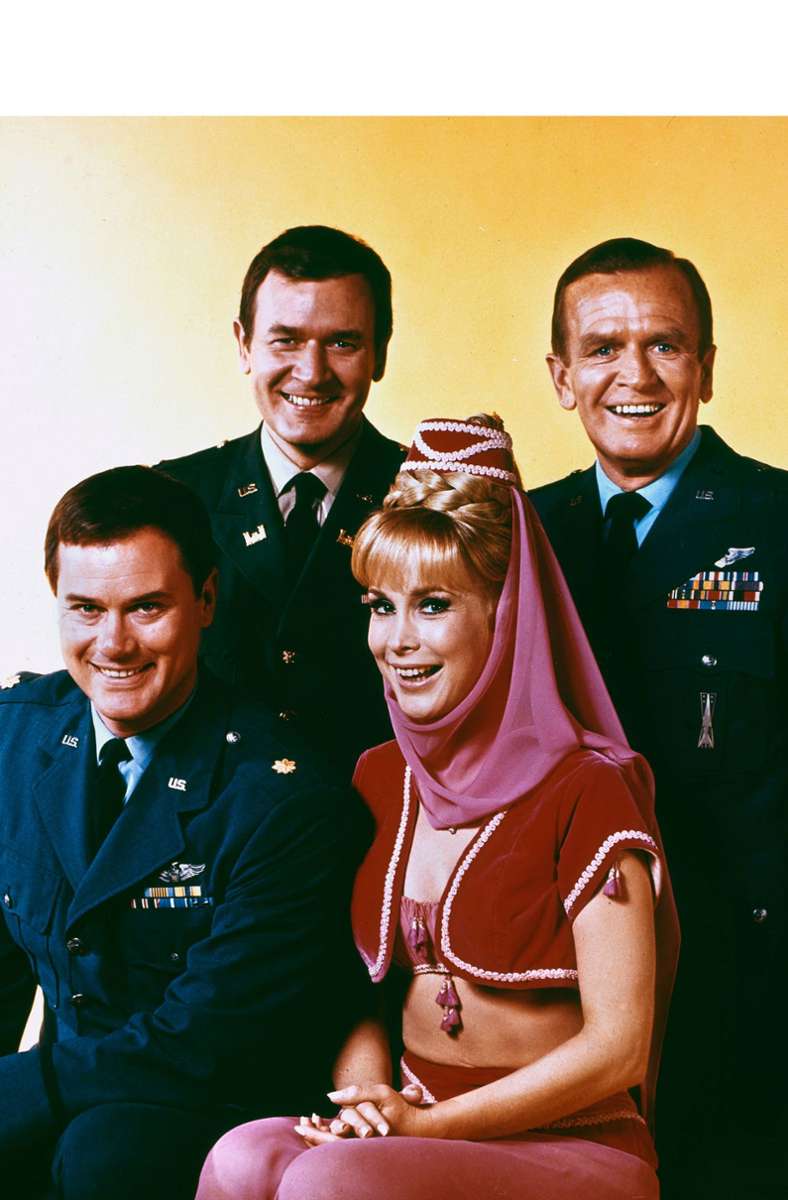 Von links: Larry Hagman als Major Nelson, Bill Daily als Major Healy, Barbara Eden als Jeannie und Hayden Rorke als Psychiater Colonel Bellows