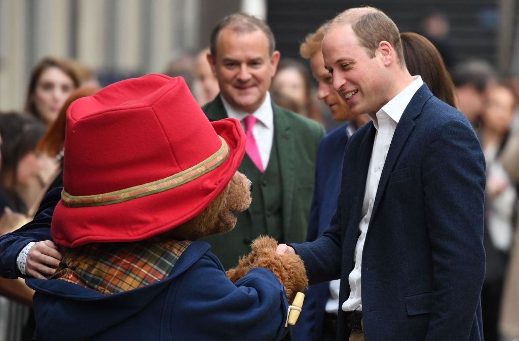 Auch Kates Ehemann Prinz William wird begrüßt und in Empfang genommen, genau wie ...