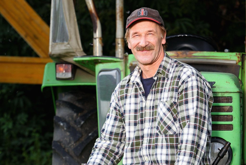 Rolf aus Niedersachsen, genannt "der heitere Ackerbauer, lebt mit seiner Mutter zusammen auf dem Hof und führt einen Grünlandbetrieb. Der 48-Jährige ist begeisterter Treckerfahrer.