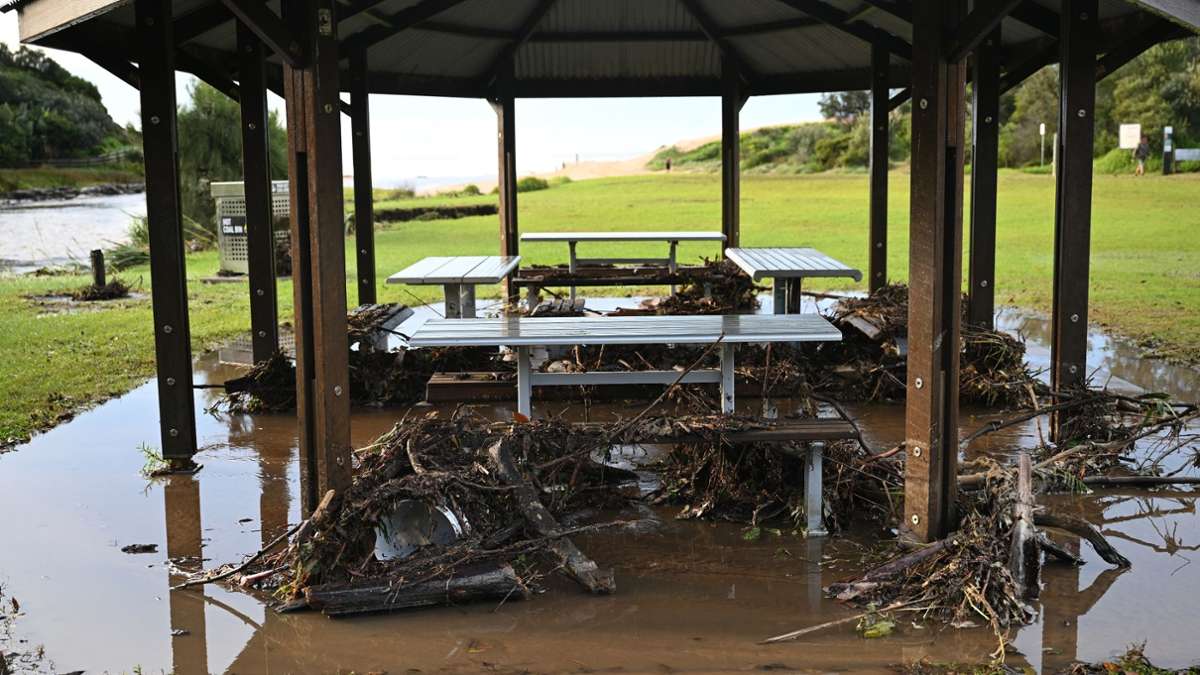 Sturmtrümmer liegen am Strand von Stanwell Park in der Illawarra-Region um Picknicktische herum.