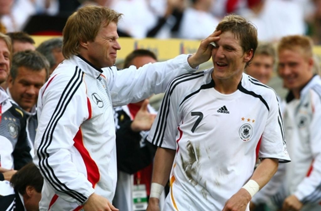 Bei der WM 2006 in Deutschland schoss Schweinsteiger (im Bild mit Oliver Kahn) im Spiel um Platz drei gegen Portugal (3:1) alle deutschen Tore.
