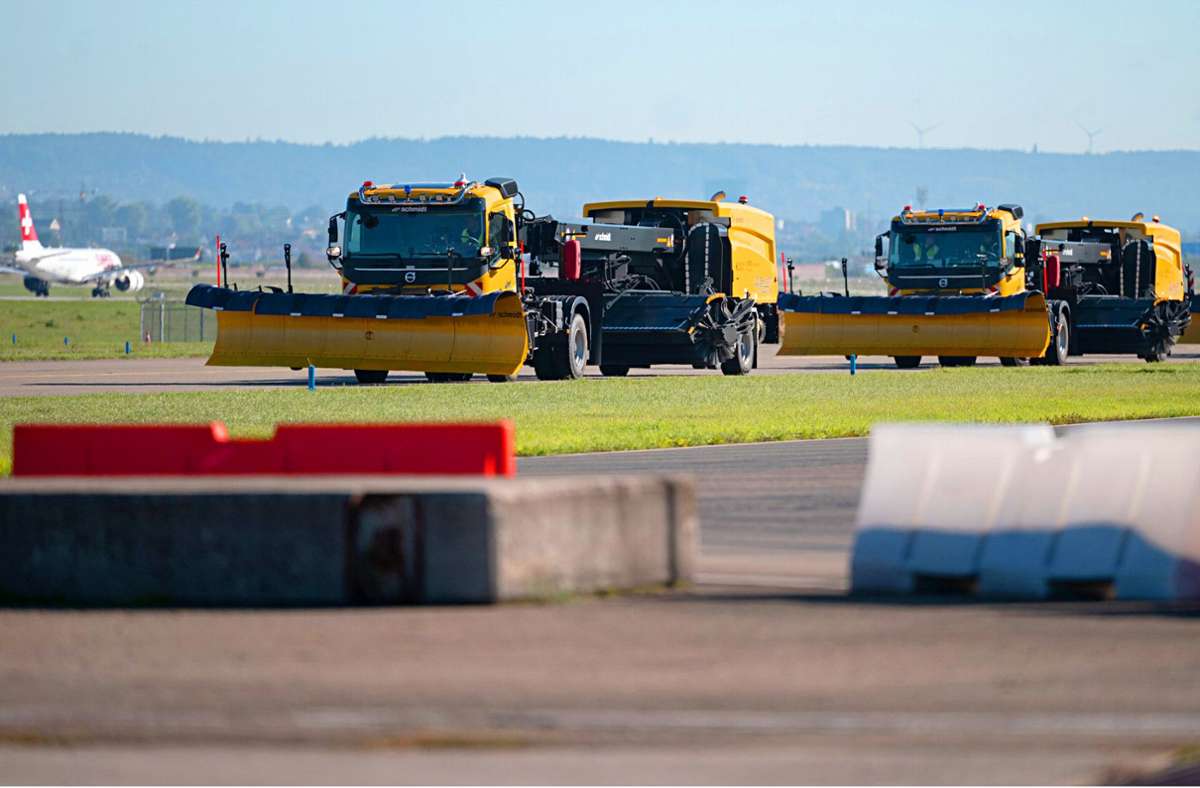 Die Neuen kommen: Diese Winterdienstfahrzeuge für den Flughafen lenken sich selbst. Foto: dpa/Marijan Murat
