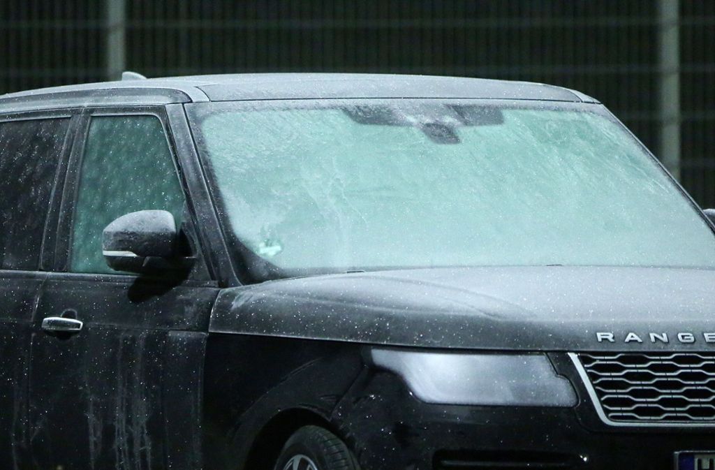 In Hamburg mussten einige Autofahrer am Vormittag ihre Scheiben von einer Eisschicht befreien.