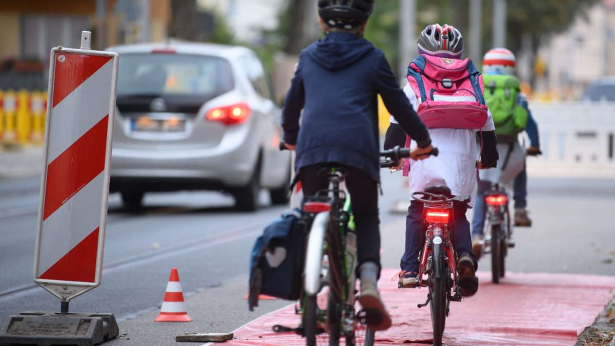  Was normalerweise an der Schule stattfindet, wird auf die Ferien verschoben: Die Verkehrsprävention der Polizei Stuttgart bietet kostenlose Kurse für den Fahrradführerschein an. Von 720 Plätzen sind erst 200 belegt. 