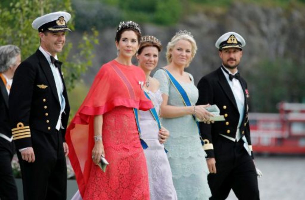 Von links nach rechts: Der dänische Kronprinz Frederik mit seiner Frau, der Kronprinzessin Mary, Prinzessin Marta Louise von Norwegen, Kronprinzessin Mette Marit und Kronprinz Haakon von Norwegen nach der Hochzeit.