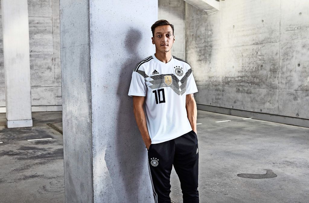 Mesut Özil will im neuen DFB-Trikot den WM-Titel erfolgreich verteidigen.