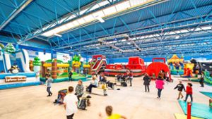 Elf Hüpfburgen auf einmal: Neuer Ninja-Parcours in der Ludwigsburger Eishalle eröffnet