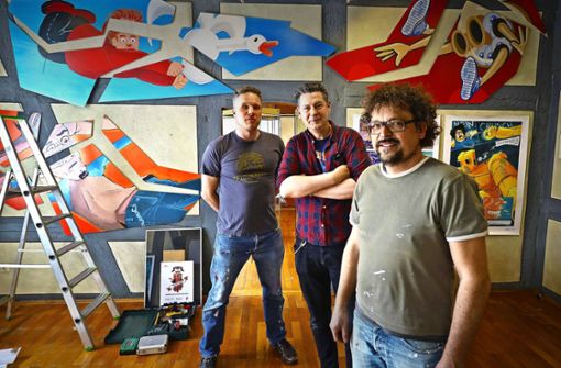 Die Comiczeichner Jonas Greulich, Titus Ackermann und Thomas Gronle (von links) während der Aufbauarbeiten für ihre Ausstellung Foto: factum/Simon Granville