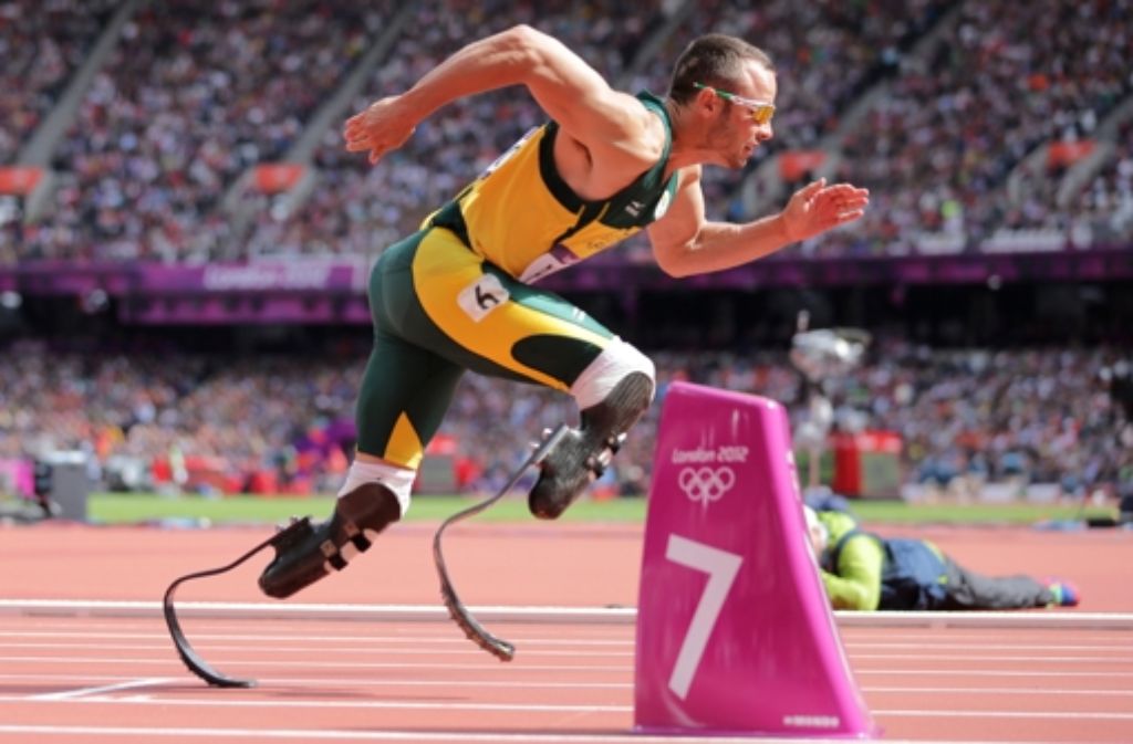 Der Südafrikaner ist einer der größten Stars des Behindertensports. Er kam mit einer Fehlbildung (Fibulaaplasie) an den Füßen und ohne Wadenbeine zur Welt. Mit elf Monaten wurden ihm deshalb die Beine unterhalb der Knie amputiert.