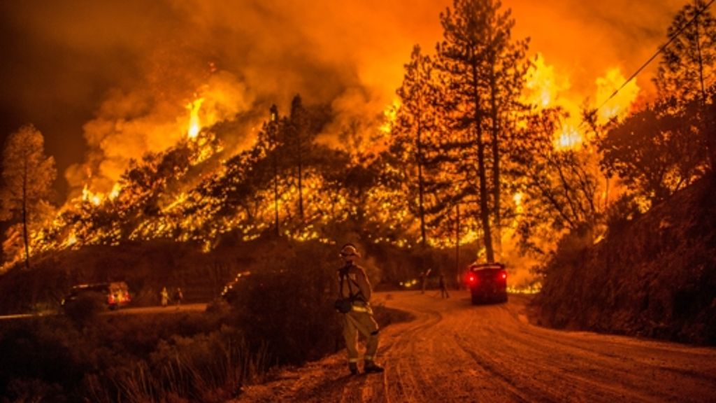  Seit anderthalb Monaten peitschen Flammenmeere durch den Norden Kaliforniens. Für die Feuerwehr wird der Einsatz zur Sisyphosaufgabe. In Utah reißt derweil eine Sturzflut mehrere Menschen in den Tod. 