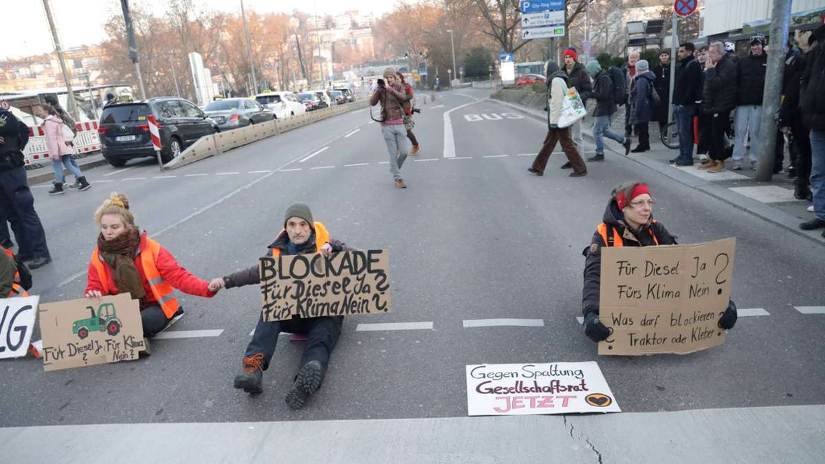 Letzte Generation in Stuttgart: Klimaprotest mit Papp-Traktoren