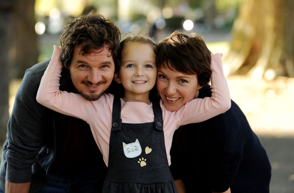 Ein Bild aus glücklicheren Tagen: Tom (Felix Klare), Anni (Lisa Marie Trense) und Julia (Julia Koschitz) als glückliche Familie.