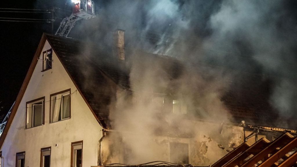 Feuerwehreinsatz in Aidlingen: Carport-Brand greift auf Haus über – hoher Schaden