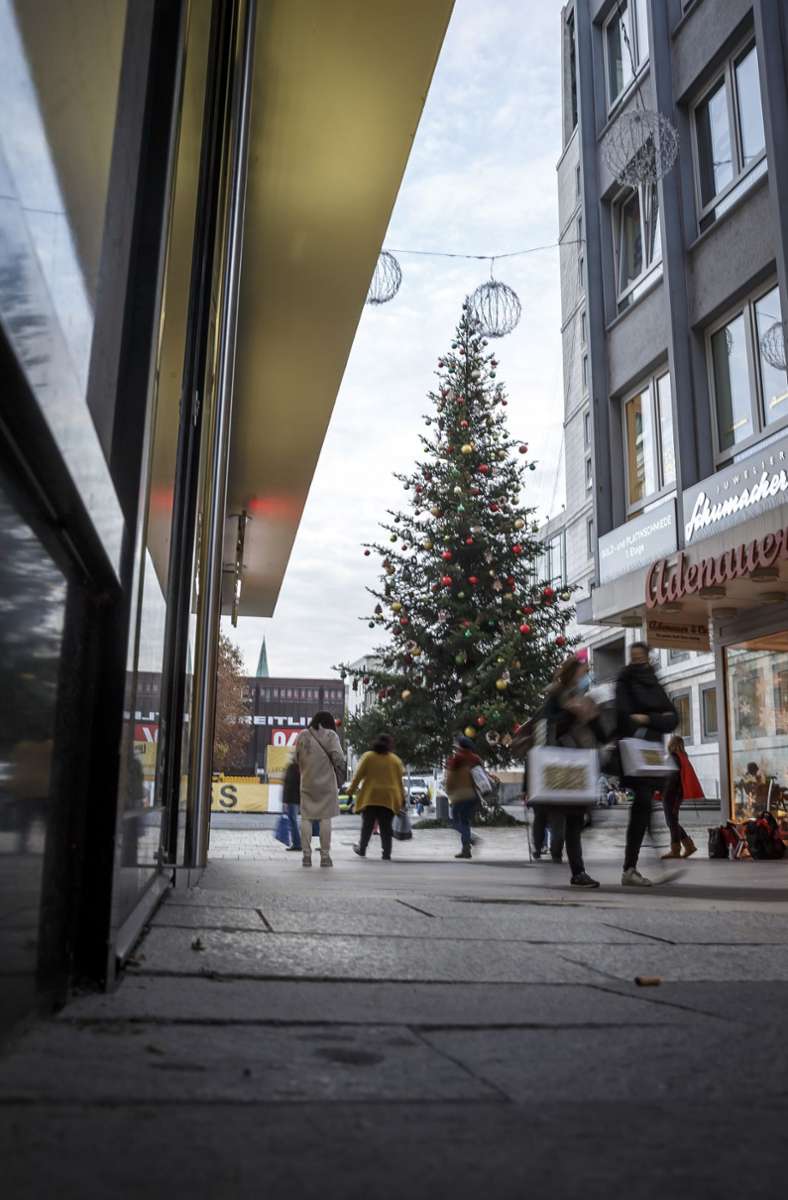 Am Mittwoch müssen viele Geschäfte auch in Stuttgart schließen. Den Montag haben noch viele Passanten zum Einkaufen genutzt.