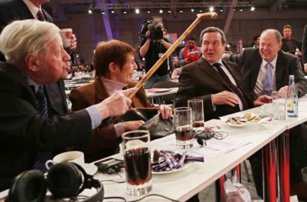 In der ersten Reihe: Altkanzler Helmut Schmidt und seine Lebensgefährtin Ruth Loah sowie Altbundeskanzer Gerhard Schröder (von links).