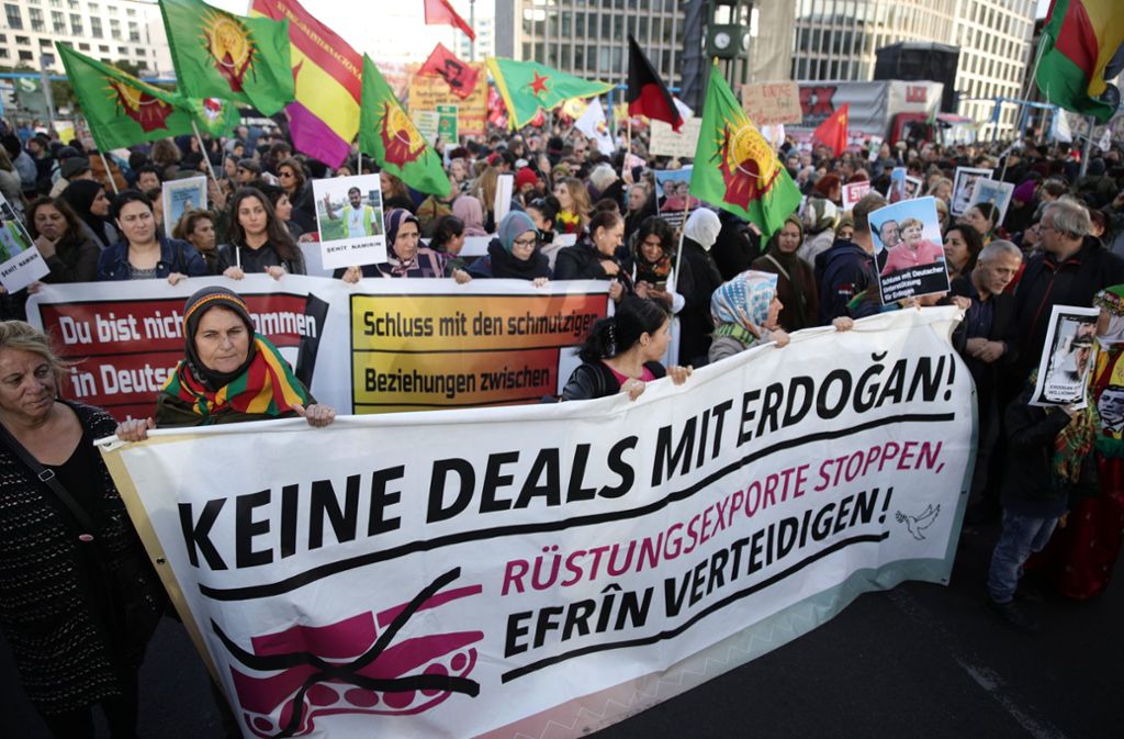 Klare Botschaften bei der Demonstration „Erdogan not welcome“ am Potsdamer Platz am Freitag in Berlin.