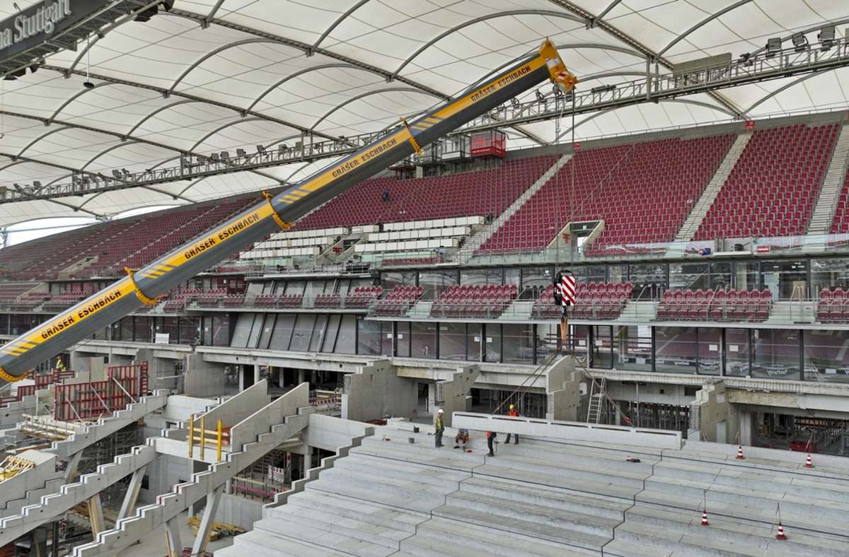 Zwischen den Heimspielen des VfB wurde mit schwerem Gerät an der Fertigstellung gearbeitet.