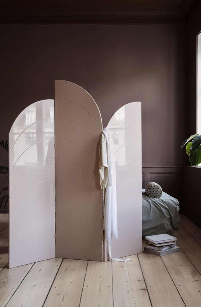 Glänzende Raumteiler-Idee: Paravent „Unfold“ von Ferm Living aus Dänemark, in Grau, aber auch in Grün- und Rosatönen erhältlich.