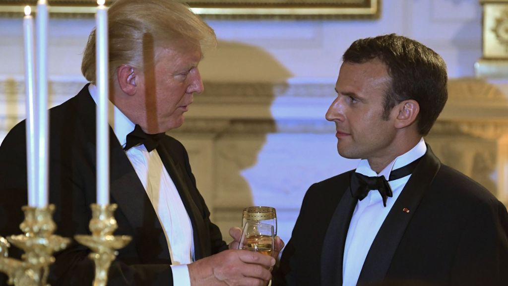 Donald Trump und Emmanuel Macron: Trump wischt Macron Schuppen vom Anzug
