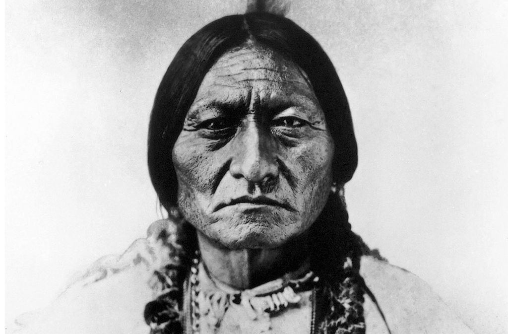Der Sitzende Bulle: Tȟatȟáŋka Íyotake oder Sitting Bull war einer der größten Häuptlinge der roten Völker. 1831 am Grand River in South Dakota geboren war er von Manitou dazu auserwählt, die Hunkpapa-Lakota-Sioux als Stammeshäuptling und spiritueller Anführer gegen den weißen Mann zu führen. Am 15. Dezember 1890 wurde er in der Standing Rock Reservation (North Dakota) von Indianerpolizisten bei einer versuchten Verhaftung erschossen.