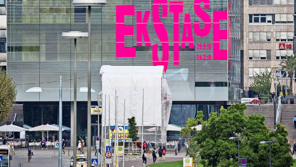  In riesigen Lettern in Pink gibt das Kunstmuseum vor, worauf sich Stuttgart freuen kann: Die Ekstase naht! Aber auch an anderen Orten widersetzen sich Künstler dem biederen Image der Stadt. Unser Kolumnist berichtet von Events zwischen russischer Lebensfreude und einer Promi-Party in einem Atelier im Gerberviertel. 